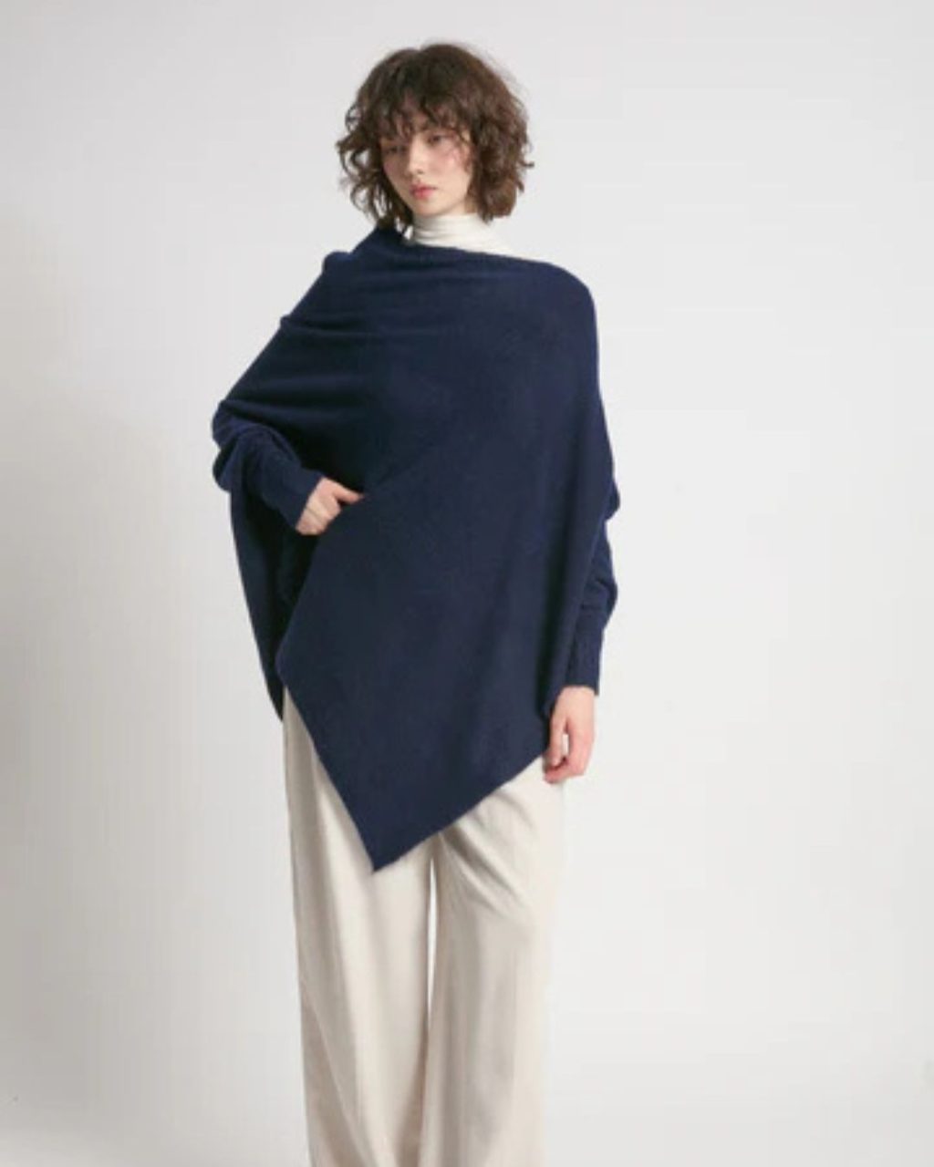 TRIANGLE SHAWL NAVY